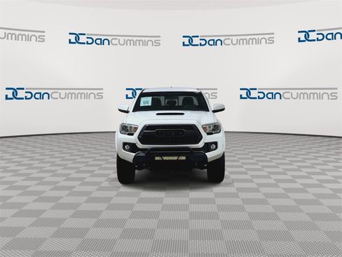 Used 2017 Toyota Tacoma TRD Sport image 3