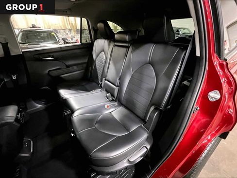 Used 2021 Toyota Highlander XLE image 20
