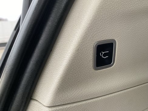 Used 2017 Chrysler Pacifica Touring-L image 9