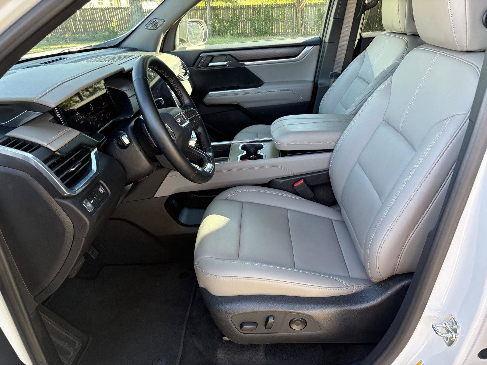 Used 2026 GMC Acadia Elevation w/ Elevation Premium Package FWD image 4