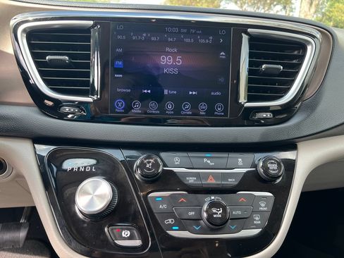 Used 2017 Chrysler Pacifica Touring-L Plus FWD image 18