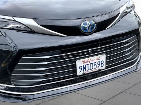 Certified 2024 Toyota Sienna Platinum FWD image 29