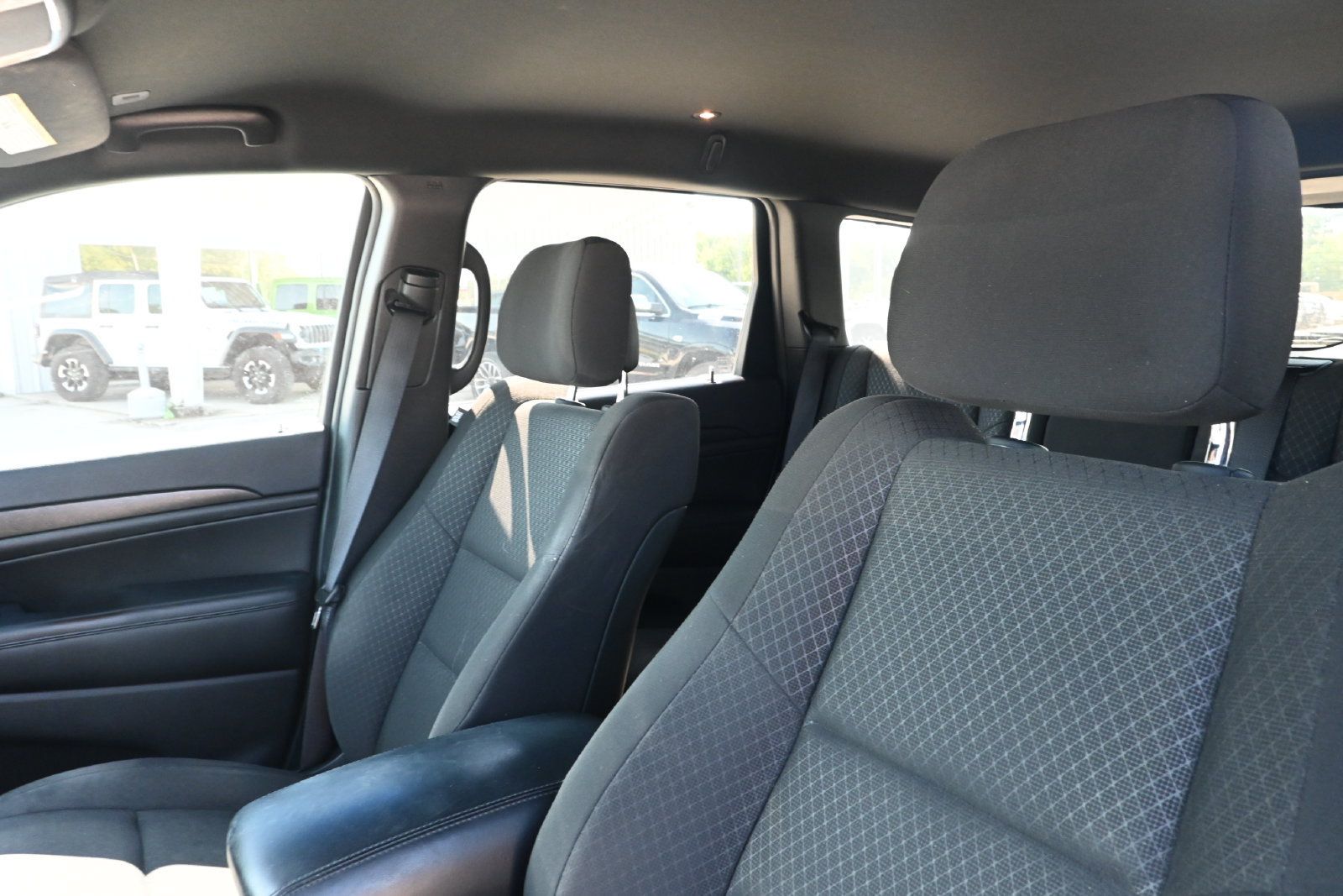 Used 2018 Jeep Grand Cherokee Laredo AWD/4WD image 11