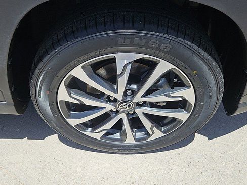 Used 2022 Toyota Corolla Cross XLE w/ Convenience Package image 2