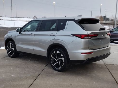 Used 2022 Mitsubishi Outlander ES image 16