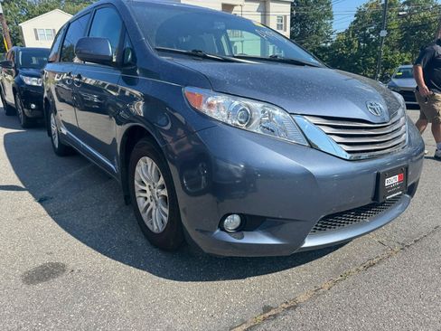 Used 2017 Toyota Sienna XLE w/ XLE Navigation Package FWD image 3