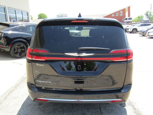 Used 2025 Chrysler Pacifica Select FWD image 4