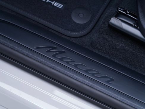 Certified 2026 Porsche Macan AWD/4WD image 14