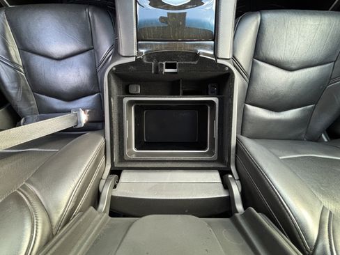 Used 2018 Cadillac Escalade ESV Platinum image 39