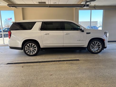 Used 2024 GMC Yukon XL Denali w/ Advanced Technology Package image 7