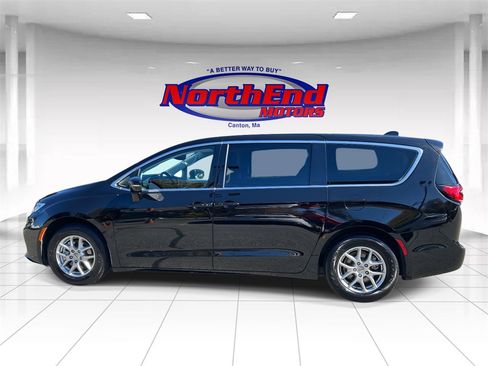 Used 2024 Chrysler Pacifica Touring-L image 6