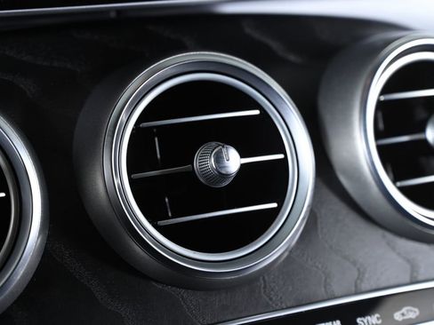 Used 2018 Mercedes-Benz GLC 300 4MATIC image 16