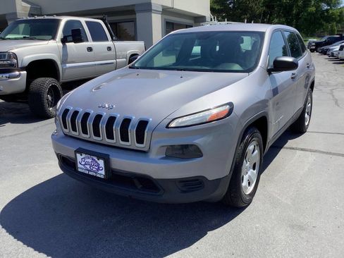 Used 2017 Jeep Cherokee Sport w/ Trailer Tow Group AWD/4WD image 3