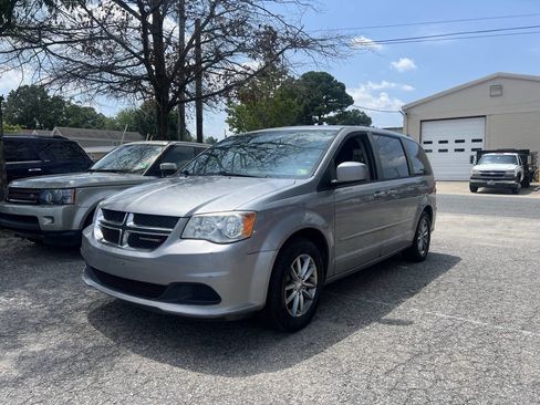 Used 2015 Dodge Grand Caravan SE image 2