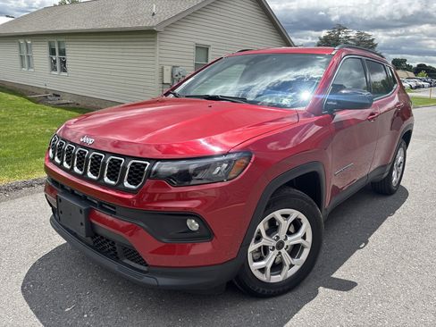 Used 2025 Jeep Compass Latitude AWD/4WD image 8