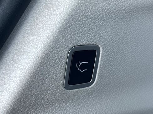 Used 2024 Chrysler Pacifica Touring-L image 22