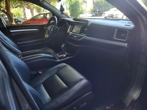 Used 2017 Toyota Highlander XLE AWD/4WD image 25