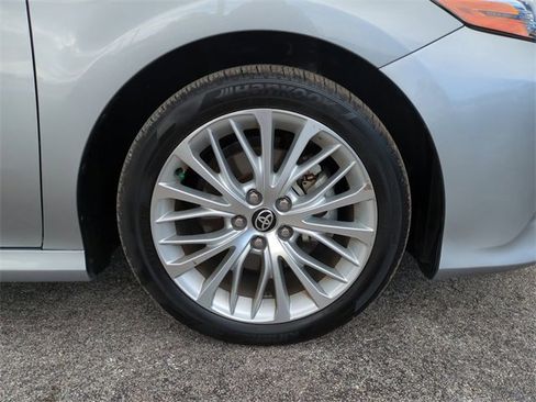 Used 2020 Toyota Camry XLE image 11