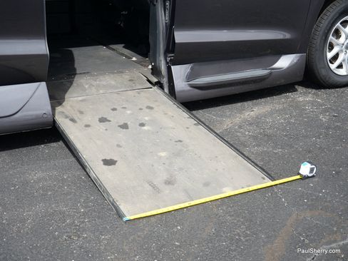 Used 2022 Chrysler Pacifica Touring-L image 15