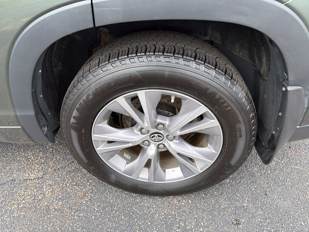 Used 2016 Toyota Highlander Plus AWD/4WD image 4