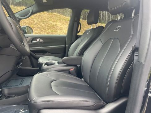 New 2026 Chrysler Pacifica Select w/ S Appearance Package image 12
