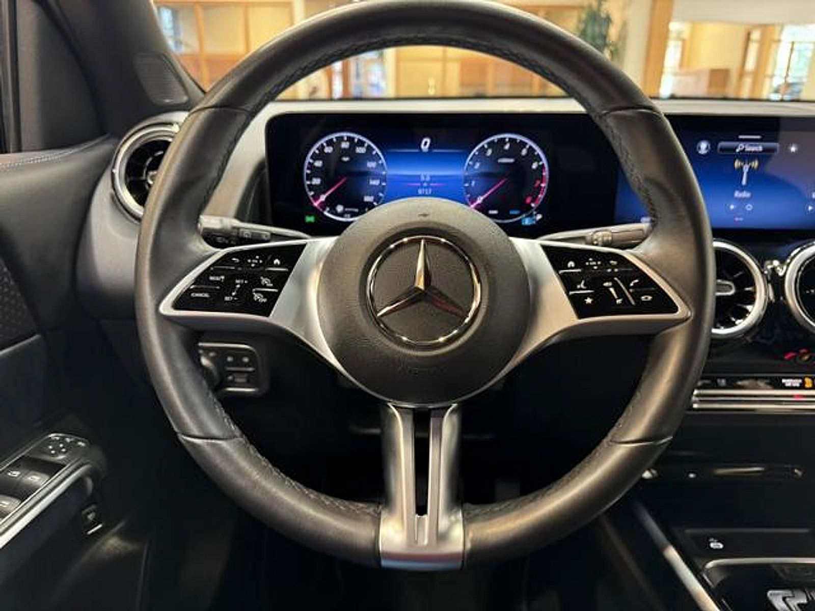 Used 2025 Mercedes-Benz GLB 250 image 11