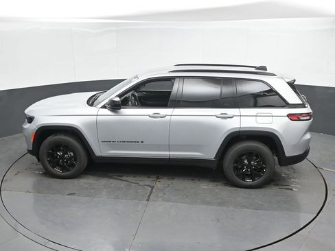 Used 2025 Jeep Grand Cherokee Altitude AWD/4WD image 38