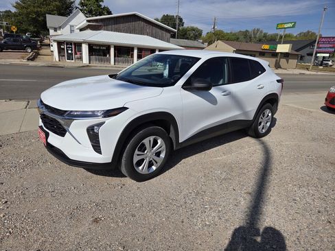Used 2025 Chevrolet Trax LS image 16