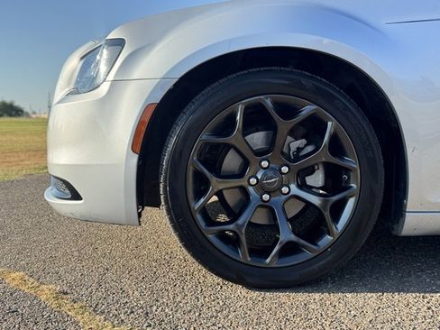 Certified 2022 Chrysler 300 Touring w/ Sport Appearance Package image 7