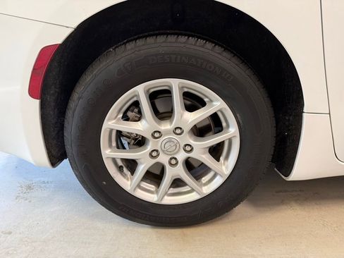 Used 2020 Chrysler Voyager LX FWD image 33