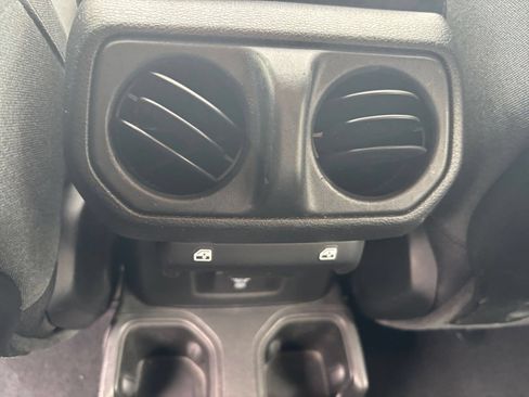 Used 2025 Jeep Wrangler Unlimited Rubicon AWD/4WD image 18