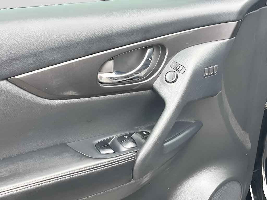 Used 2019 Nissan Rogue SV w/ Premium Package FWD image 18