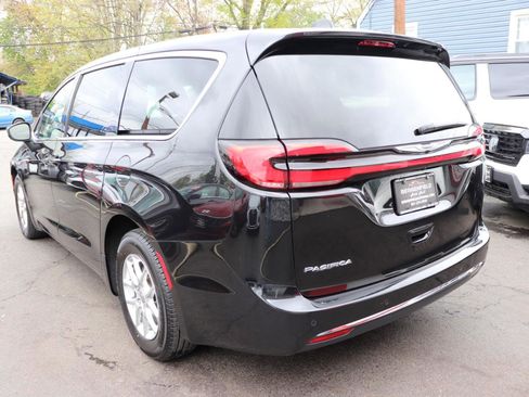 Used 2023 Chrysler Pacifica Touring-L image 3