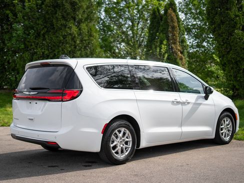 Used 2023 Chrysler Pacifica Touring-L image 5