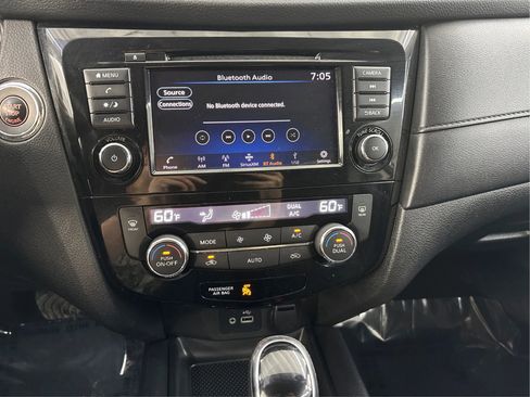 Used 2018 Nissan Rogue SV AWD/4WD image 19