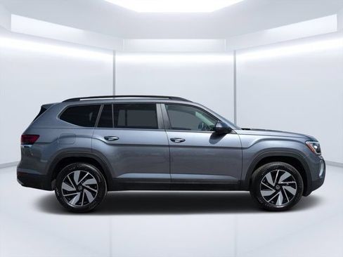 Used 2025 Volkswagen Atlas SE FWD image 2