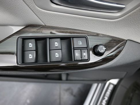 Used 2015 Toyota Sienna XLE image 19