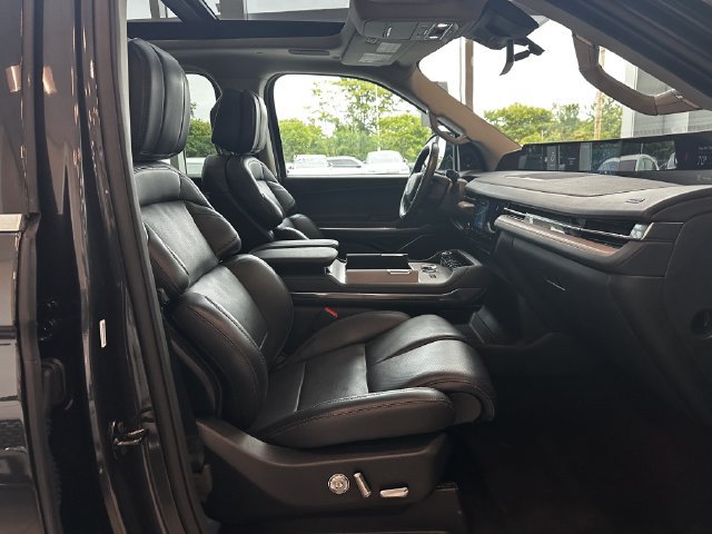 Certified 2025 Lincoln Navigator Reserve AWD/4WD image 33