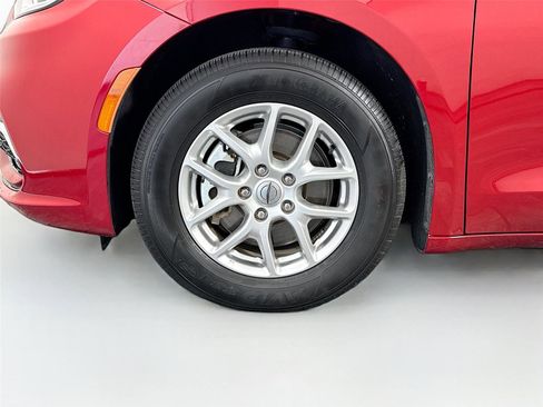 Used 2025 Chrysler Pacifica Select FWD image 34