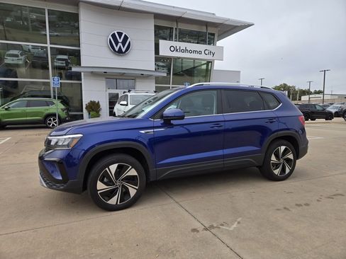 Used 2024 Volkswagen Taos SE image 1