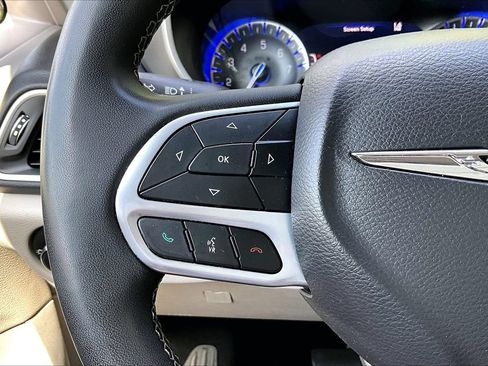 Certified 2023 Chrysler Pacifica Touring-L FWD image 28