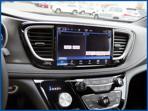 New 2026 Chrysler Pacifica Select image 16