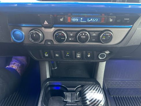 Used 2017 Toyota Tacoma TRD Off-Road image 17