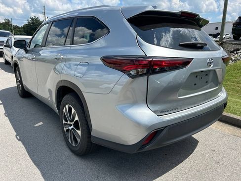 Used 2024 Toyota Highlander XLE FWD image 4