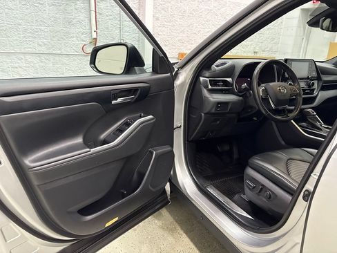 Used 2021 Toyota Highlander XSE AWD/4WD image 12