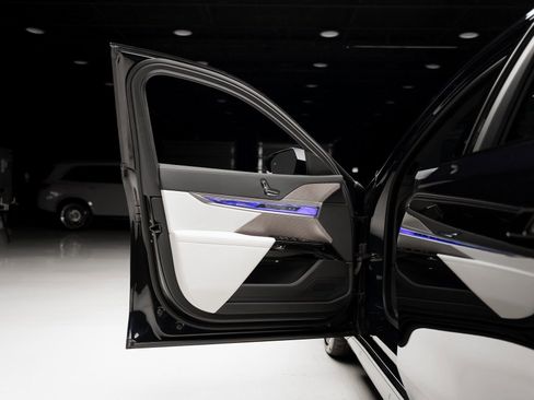 Used 2024 BMW 760i xDrive w/ Executive Package image 51