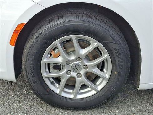 Certified 2024 Chrysler Pacifica Touring-L image 9