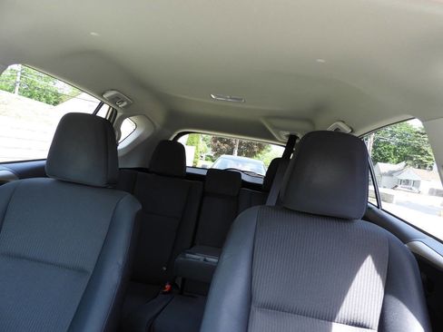 Used 2015 Toyota RAV4 LE w/ Four Season Floor Mat Package AWD/4WD image 24