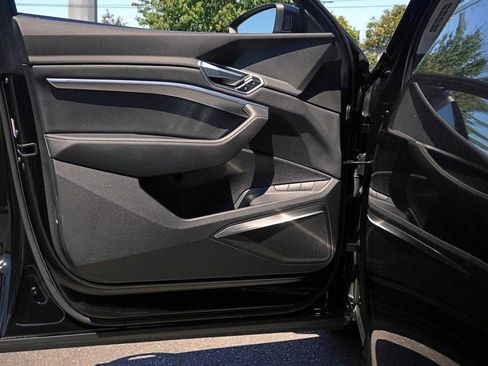 Used 2020 Audi e-tron Premium Plus image 13