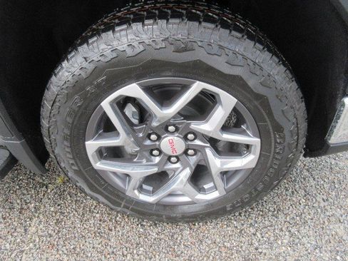 New 2025 GMC Sierra 1500 SLT image 9